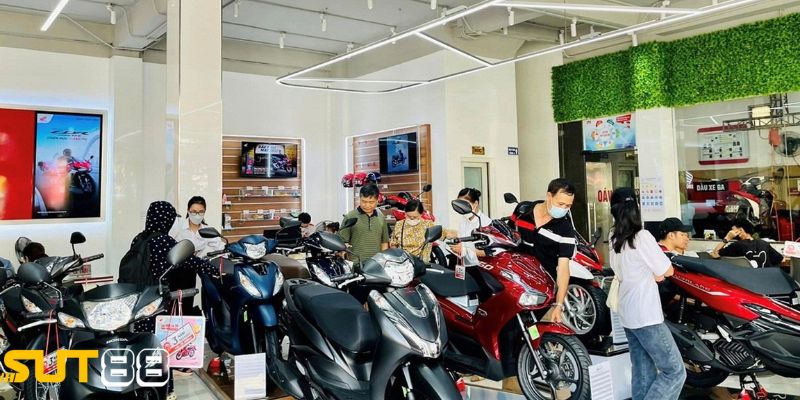 CEO Zayne Phạm Sut88 tài trợ xe Evo Neo cho sinh viên Data Science